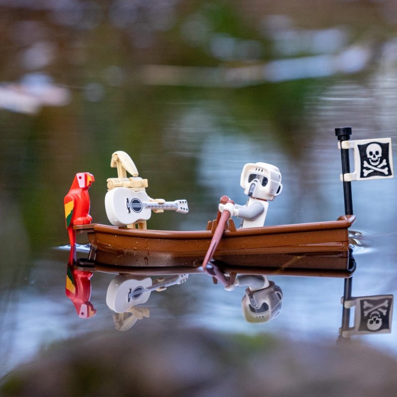 Lego Star Wars Trooper in einem Ruderboot