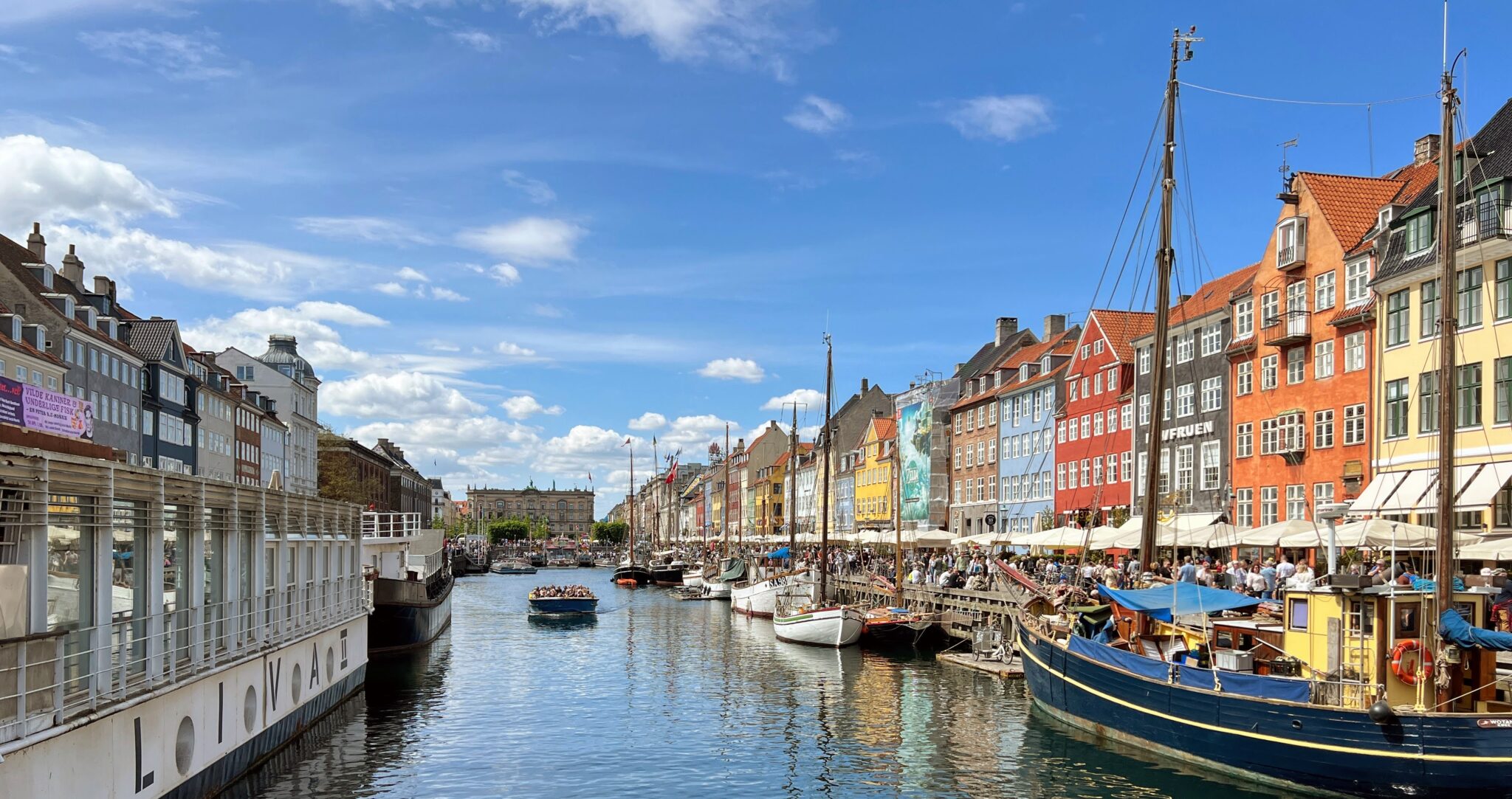 Der Nyhavn ist ein zentraler Hafen in der dänischen Hauptstadt Kopenhagen und eine der wichtigsten Sehenswürdigkeiten der Stadt.